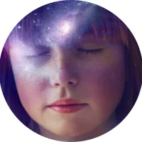 Visage d'enfant yeux fermés et lumière sur le front illustrant l'hypnose et la sophrologie